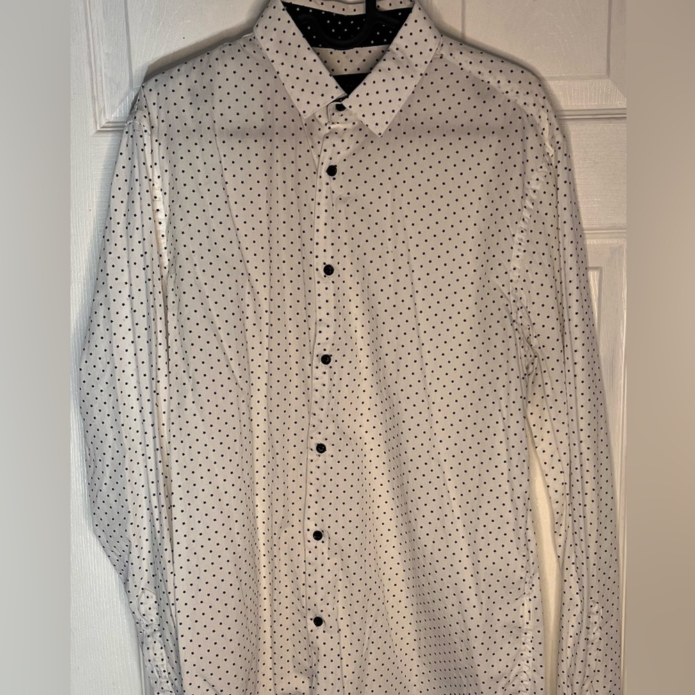 👔Slim fit, lightweight, white, long sleeve collard shirt.